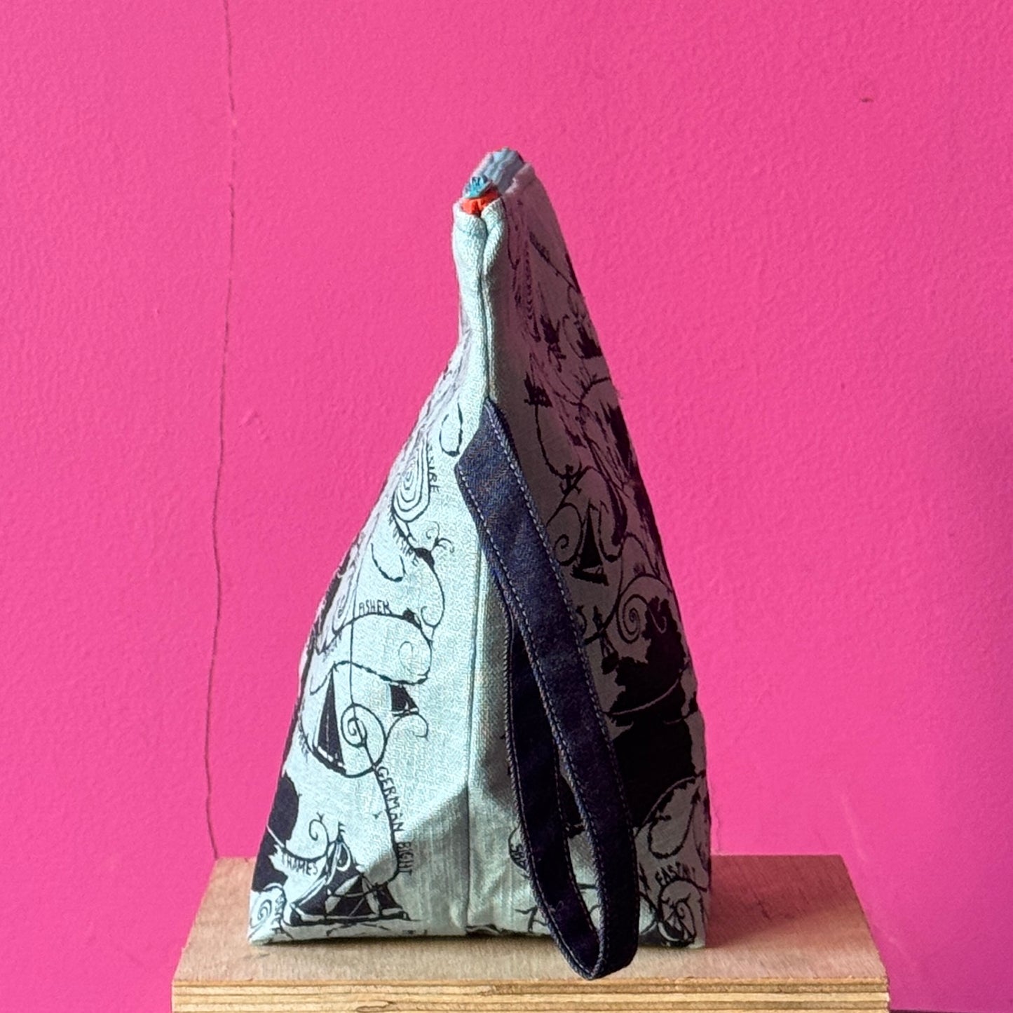 Shipping Forecast Bag with Boxed Base