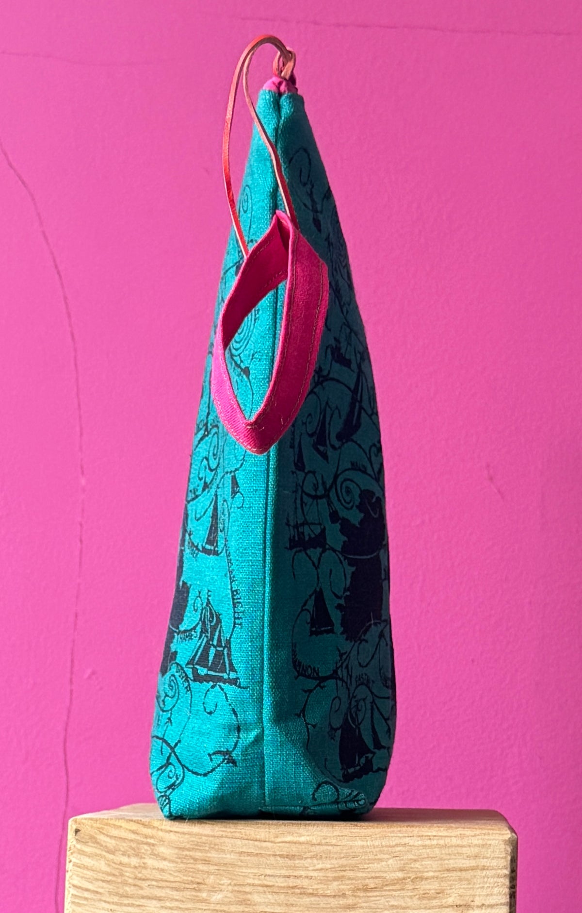 Shipping Forecast Bag with Boxed Base