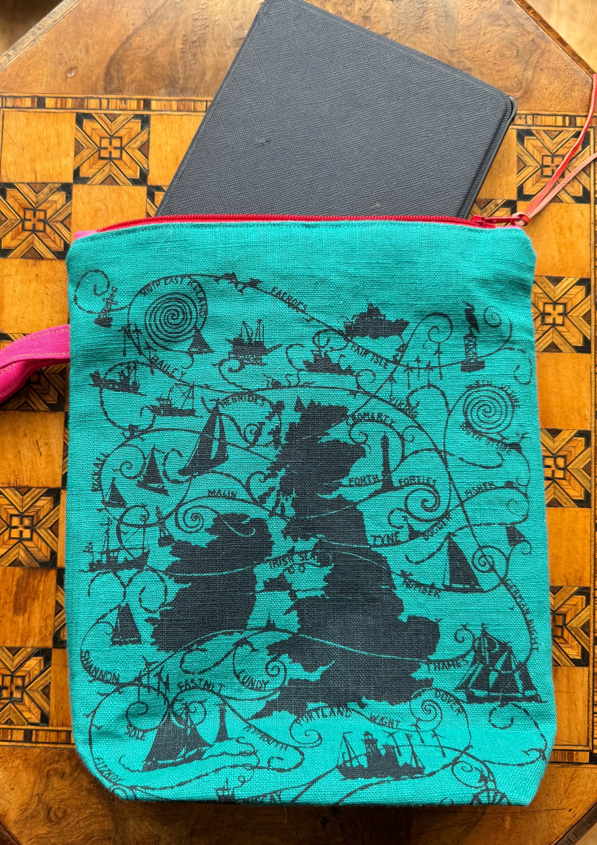 Shipping Forecast Bag with Boxed Base